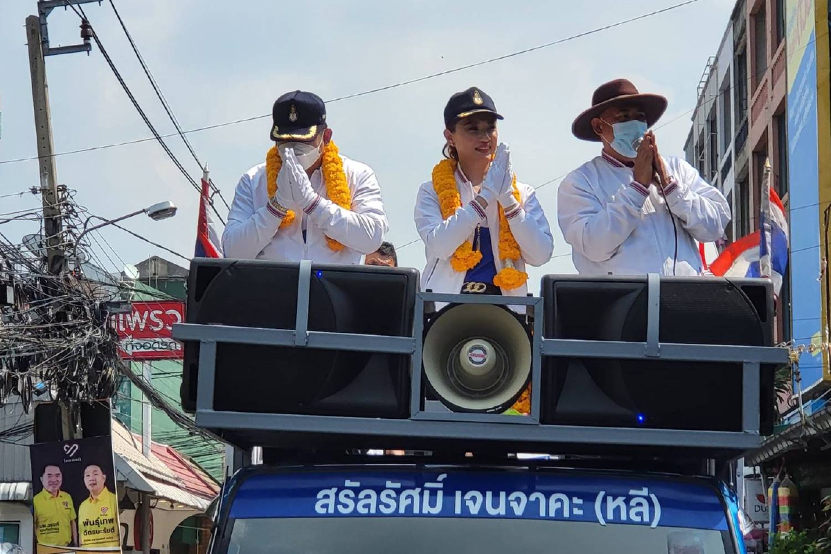 สิระ"นำทีม"มาดามหลี"ลุยหาเสียงชาวหลักสี่-จตุจักร สิระ"นำทีม"มาดามหลี"ลุยหาเสียงชาวหลักสี่-จตุจักร