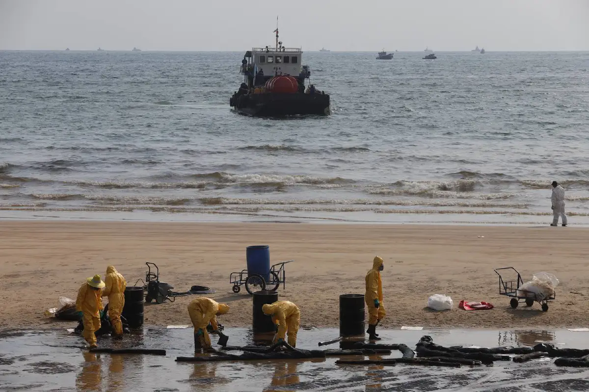 เปิดภาพคราบน้ำมันเต็มชายหาดแม่รำพึงยาว2กม.