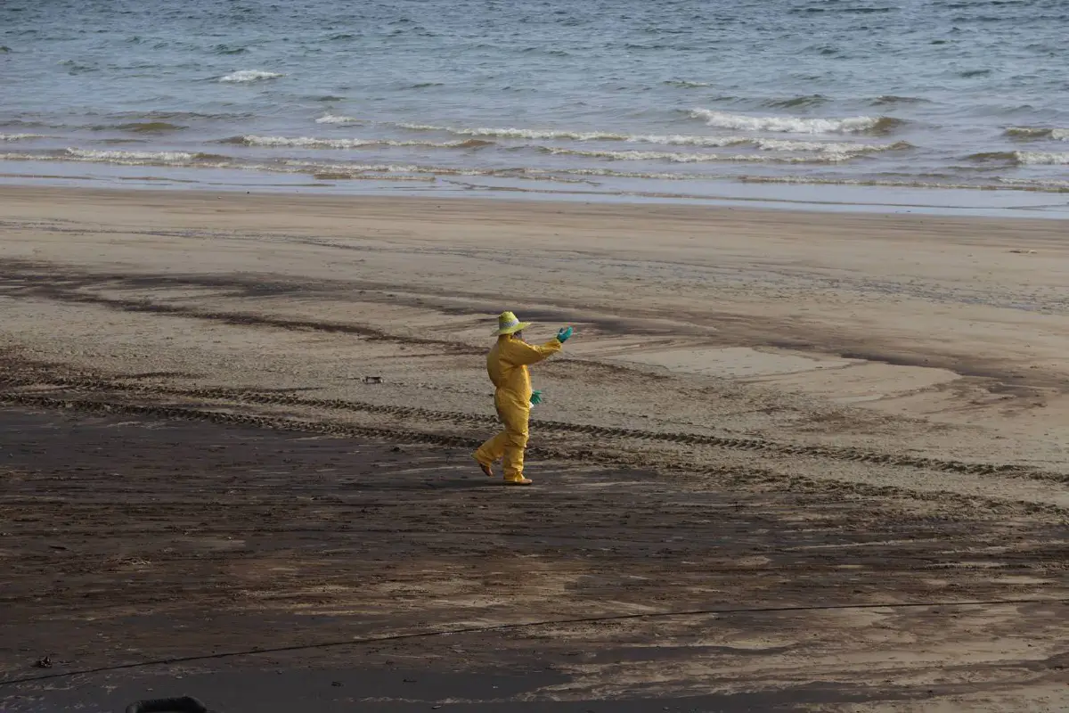 ผู้ว่าฯระยองยอมรับควบคุมคราบน้ำมันรั่วในทะเลยากลำบาก