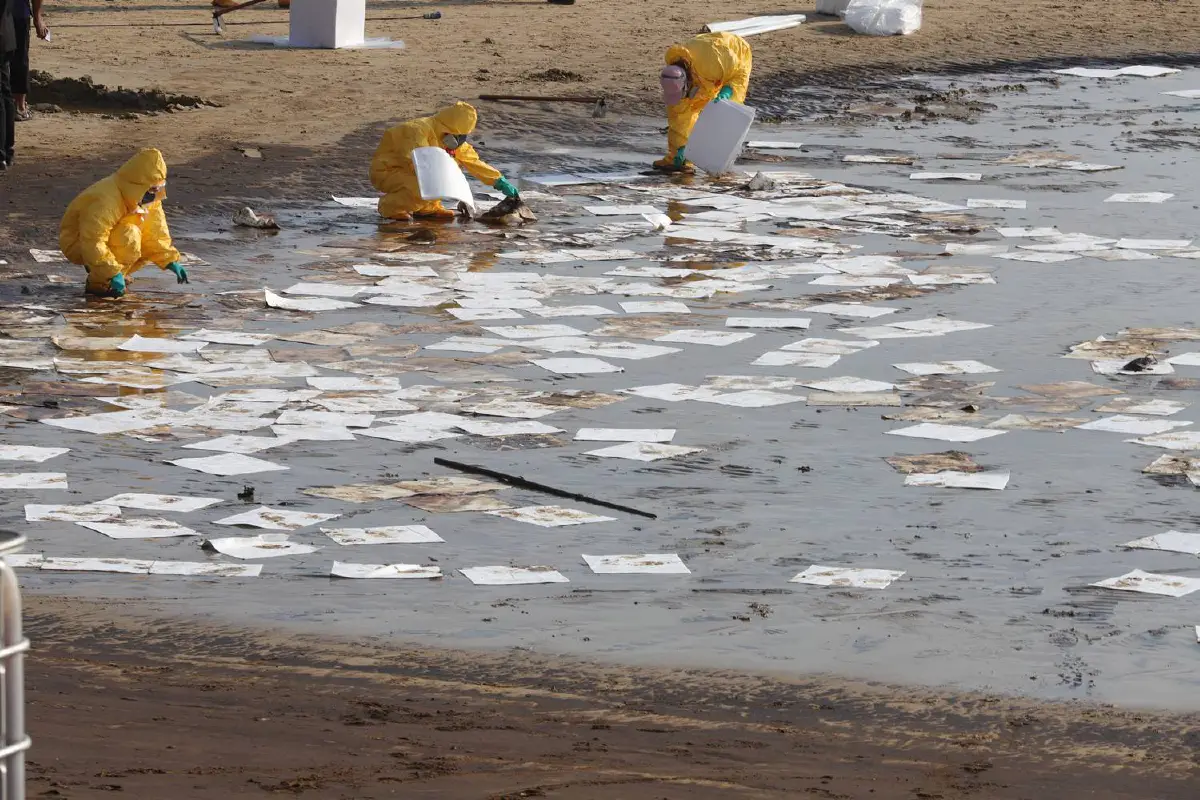เปิดภาพคราบน้ำมันเต็มชายหาดแม่รำพึงยาว2กม.