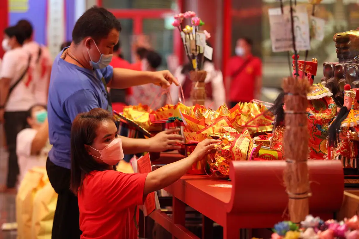 เปิดภาพประชาชนแห่ทำบุญบริจาคทานแก้ปีชง"วัดเล่ง เน่ย ยี่ 2"