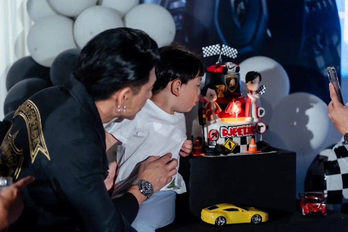 มิตรภาพดีๆ “นิวเคลียร์” ร่วมงานวันเกิด “ดีเจเพชรจ้า” ในธีมนักแข่งรถ