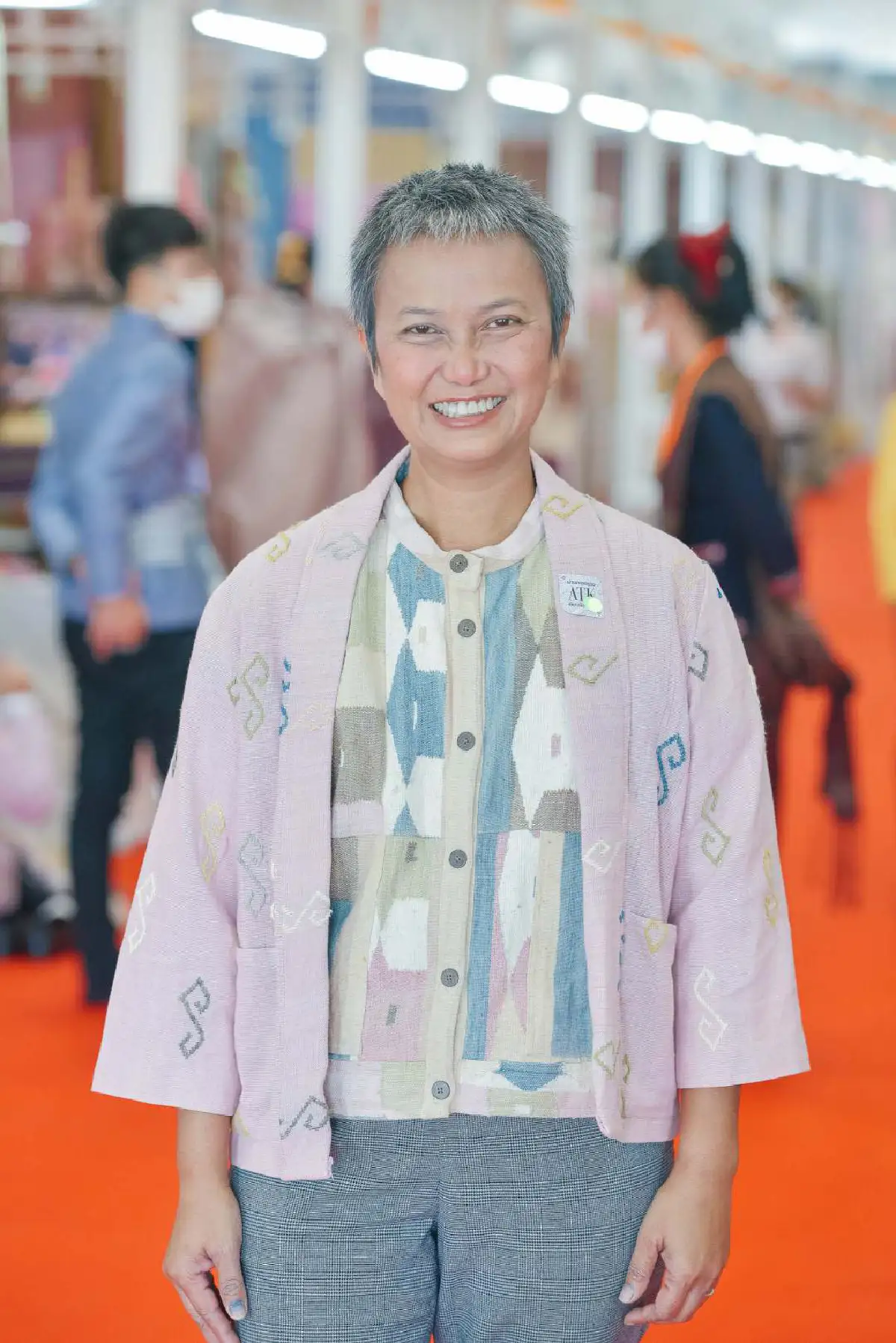 การส่งเสริมและพัฒนาภาพลักษณ์ผ้าไทยสู่สากล