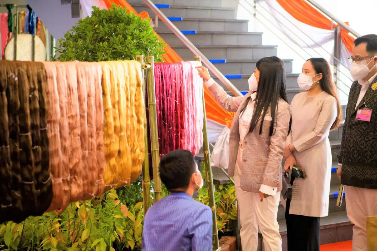 การส่งเสริมและพัฒนาภาพลักษณ์ผ้าไทยสู่สากล