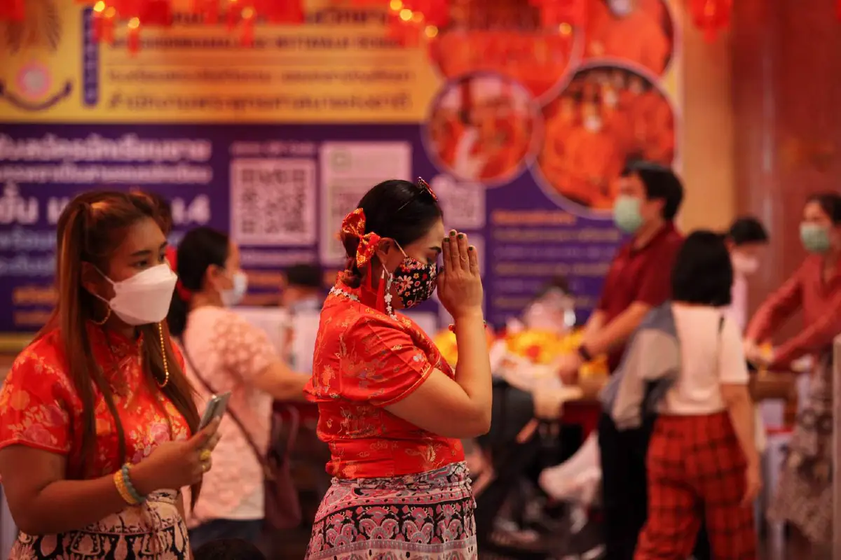 เปิดภาพประชาชนแห่ทำบุญบริจาคทานแก้ปีชง"วัดเล่ง เน่ย ยี่ 2"