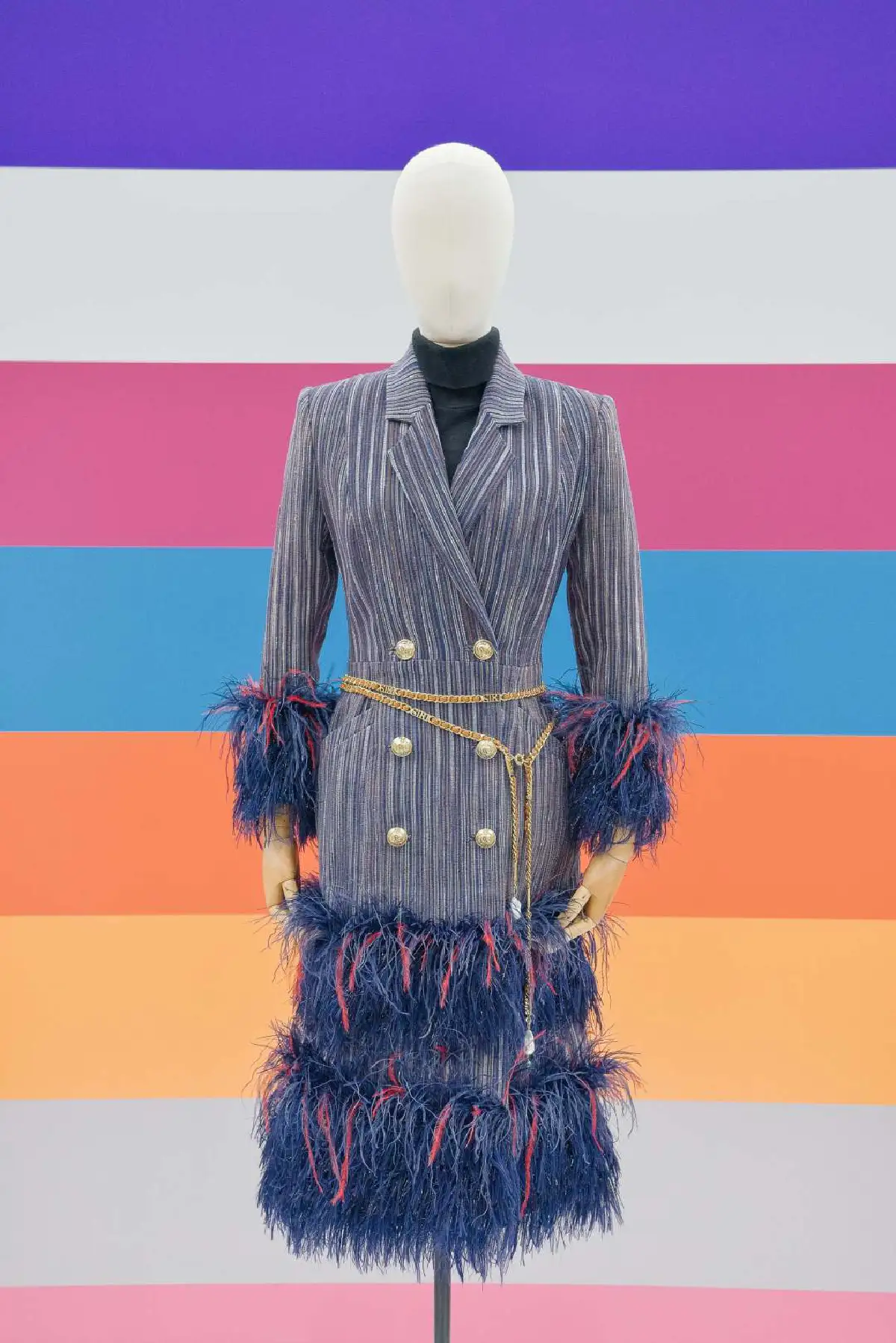 การส่งเสริมและพัฒนาภาพลักษณ์ผ้าไทยสู่สากล