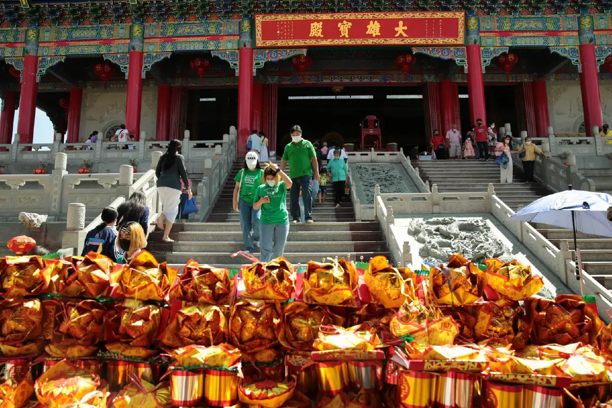 เปิดภาพประชาชนแห่ทำบุญบริจาคทานแก้ปีชง"วัดเล่ง เน่ย ยี่ 2"