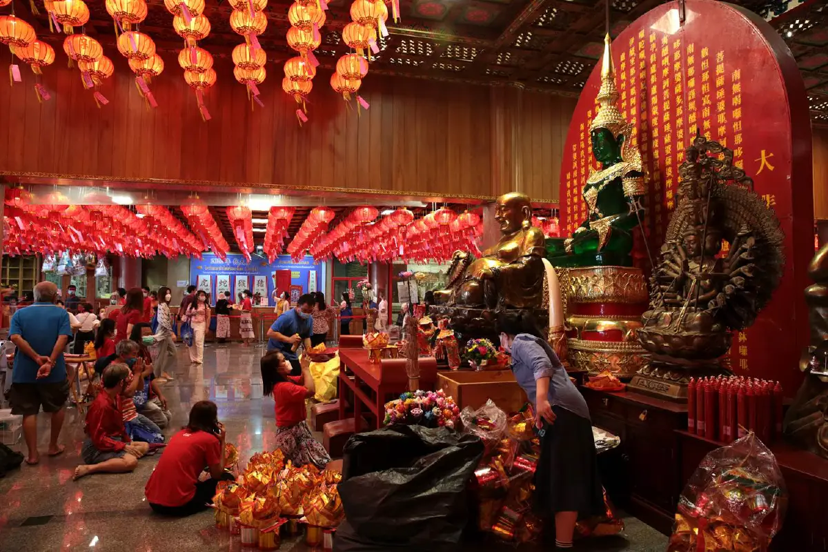 เปิดภาพประชาชนแห่ทำบุญบริจาคทานแก้ปีชง"วัดเล่ง เน่ย ยี่ 2"