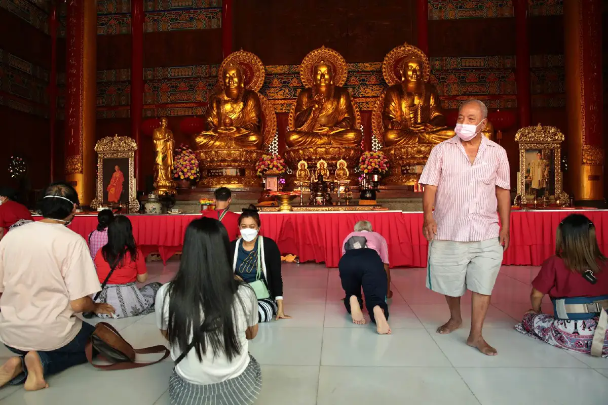 เปิดภาพประชาชนแห่ทำบุญบริจาคทานแก้ปีชง"วัดเล่ง เน่ย ยี่ 2"