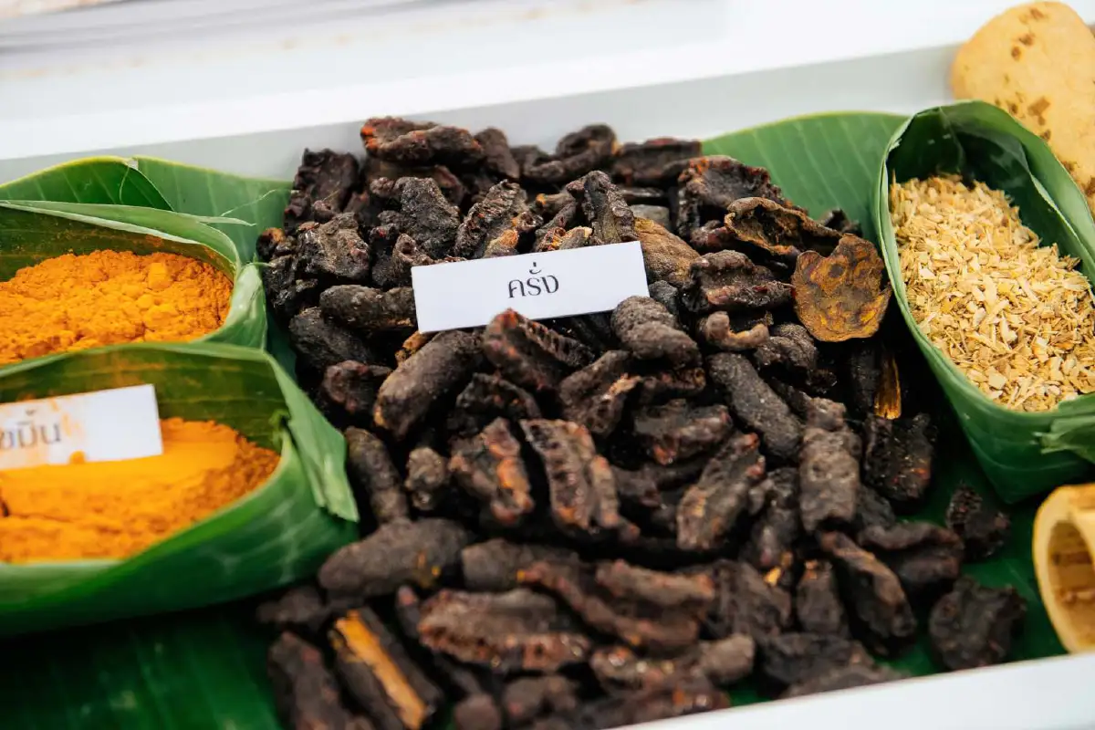 การส่งเสริมและพัฒนาภาพลักษณ์ผ้าไทยสู่สากล