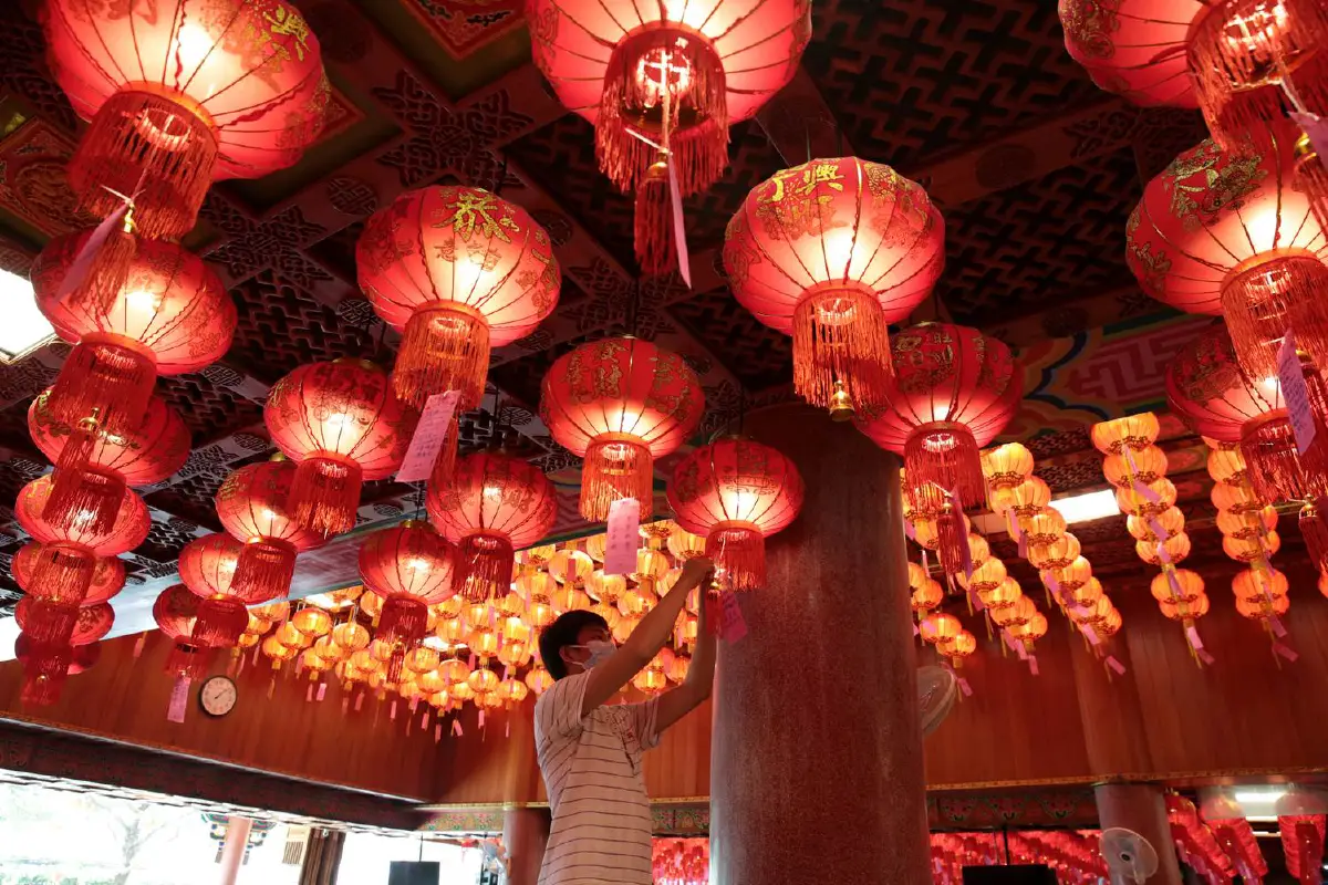 เปิดภาพประชาชนแห่ทำบุญบริจาคทานแก้ปีชง"วัดเล่ง เน่ย ยี่ 2"