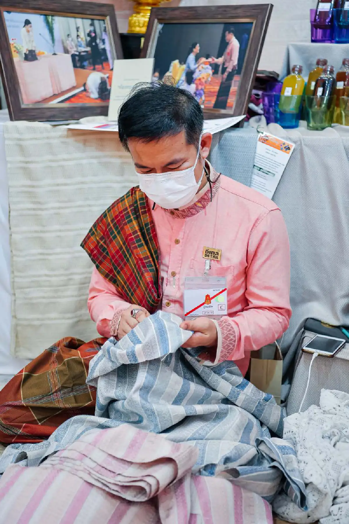 การส่งเสริมและพัฒนาภาพลักษณ์ผ้าไทยสู่สากล