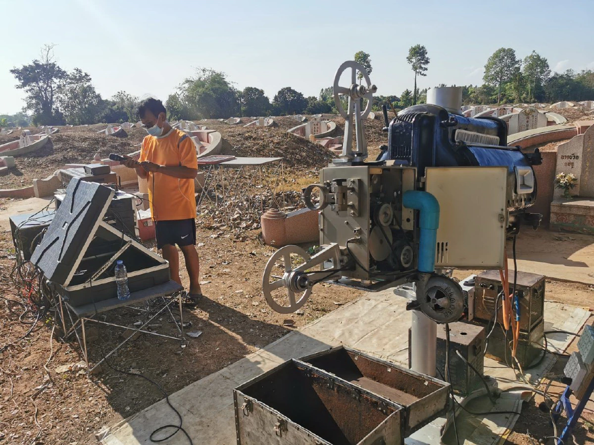 ตรุษจีนขนหัวลุกฉายหนังกลางแปลงให้ผี330หลุมดูกลางสุสาน