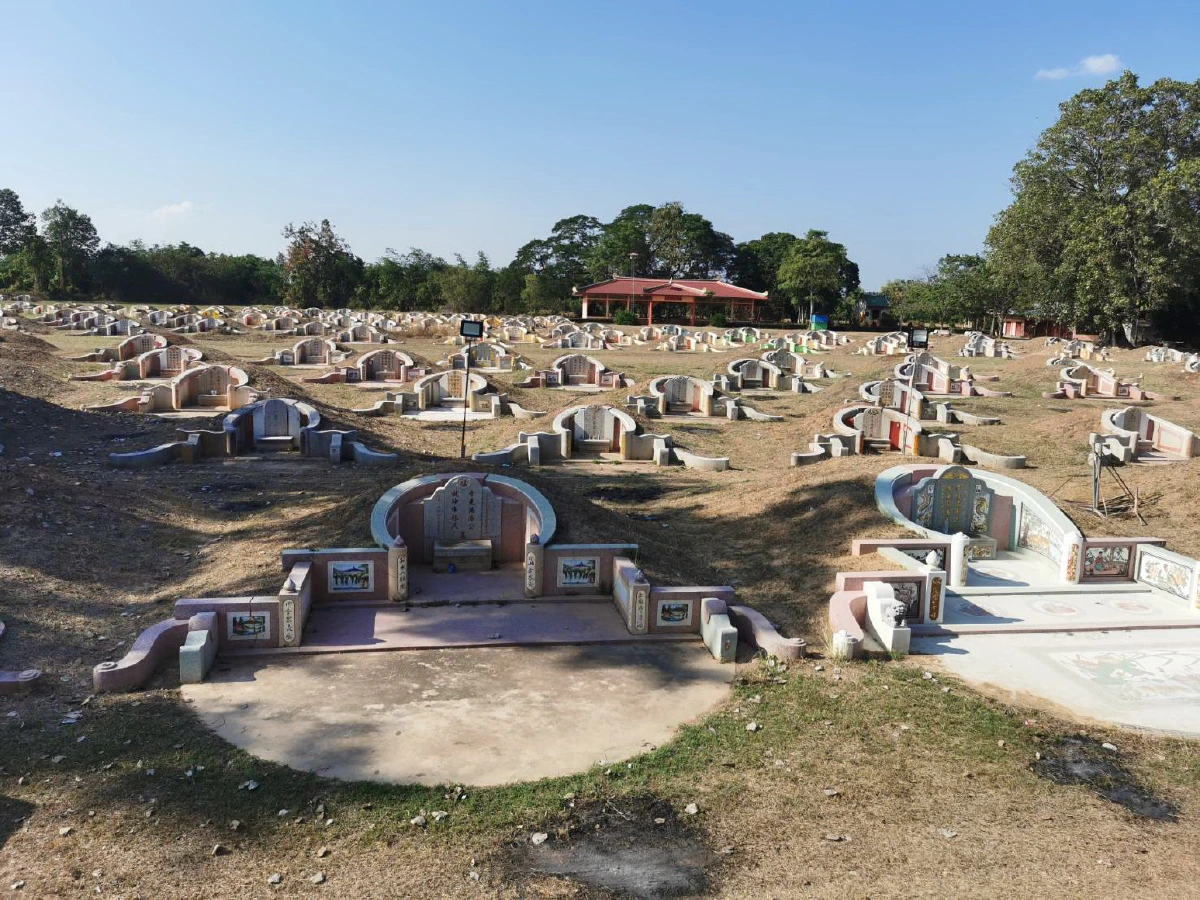 ตรุษจีนขนหัวลุกฉายหนังกลางแปลงให้ผี330หลุมดูกลางสุสาน