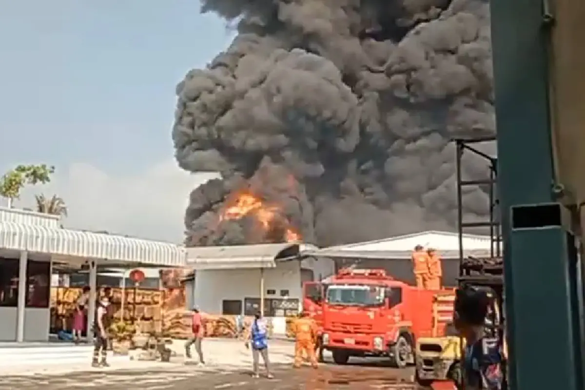 ไฟไหม้! โรงงานผลิตยาง จนท.เร่งคุมเพลิง