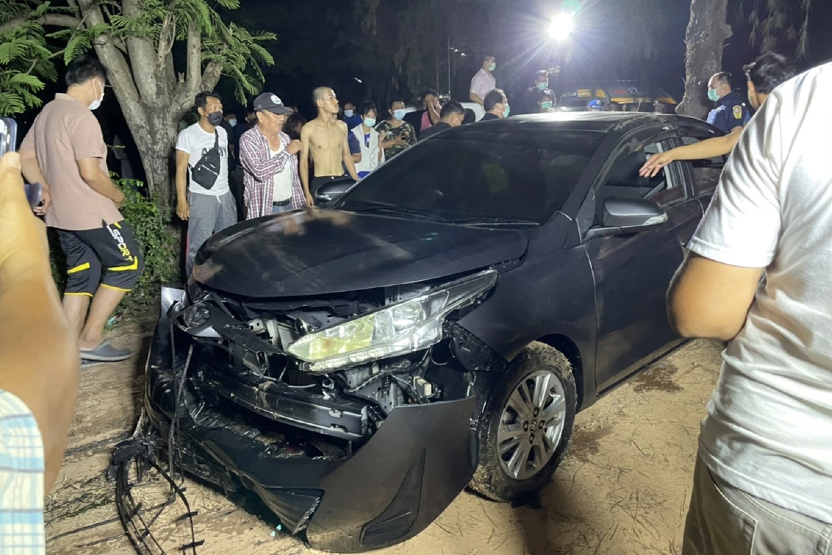 เปิดภาพนาที พลเมืองดีช่วยหญิงขับรถตกบึงขนาดใหญ่