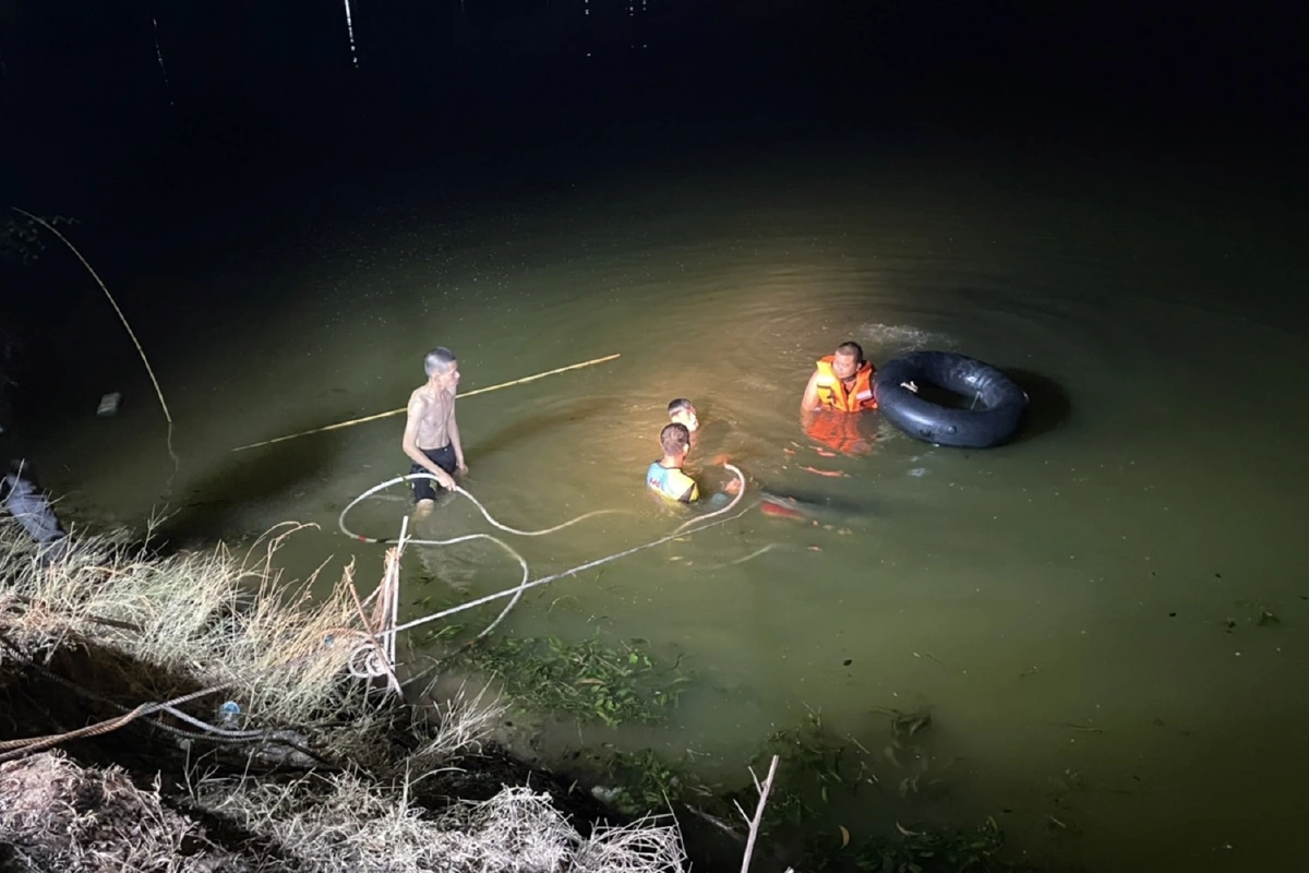 เปิดภาพนาที พลเมืองดีช่วยหญิงขับรถตกบึงขนาดใหญ่