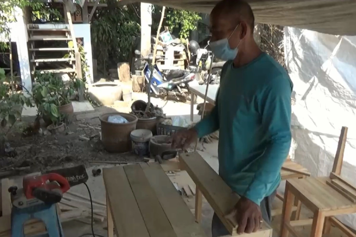 พลิกชีวิตสู้โควิด-19 เจ้าของอู่ซ่อมรถจยย.เปลี่ยนอาชีพเป็นช่างเฟอร์นิเจอร์จากไม้พาเลซ