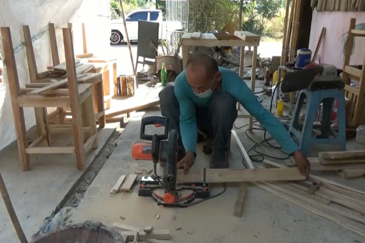พลิกชีวิตสู้โควิด-19 เจ้าของอู่ซ่อมรถจยย.เปลี่ยนอาชีพเป็นช่างเฟอร์นิเจอร์จากไม้พาเลซ