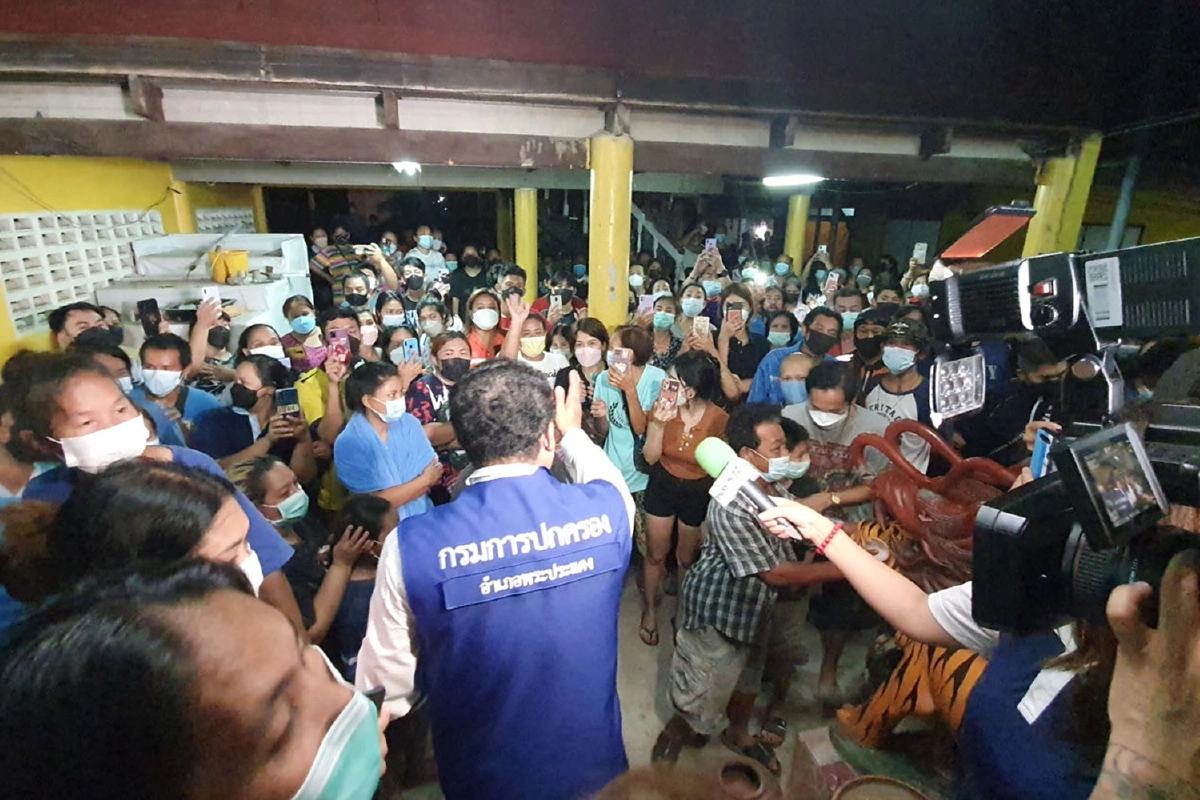 หมอปลานำทีมบุกจับเจ้าอาวาสวัดดังซุกสีกาในกุฏิ