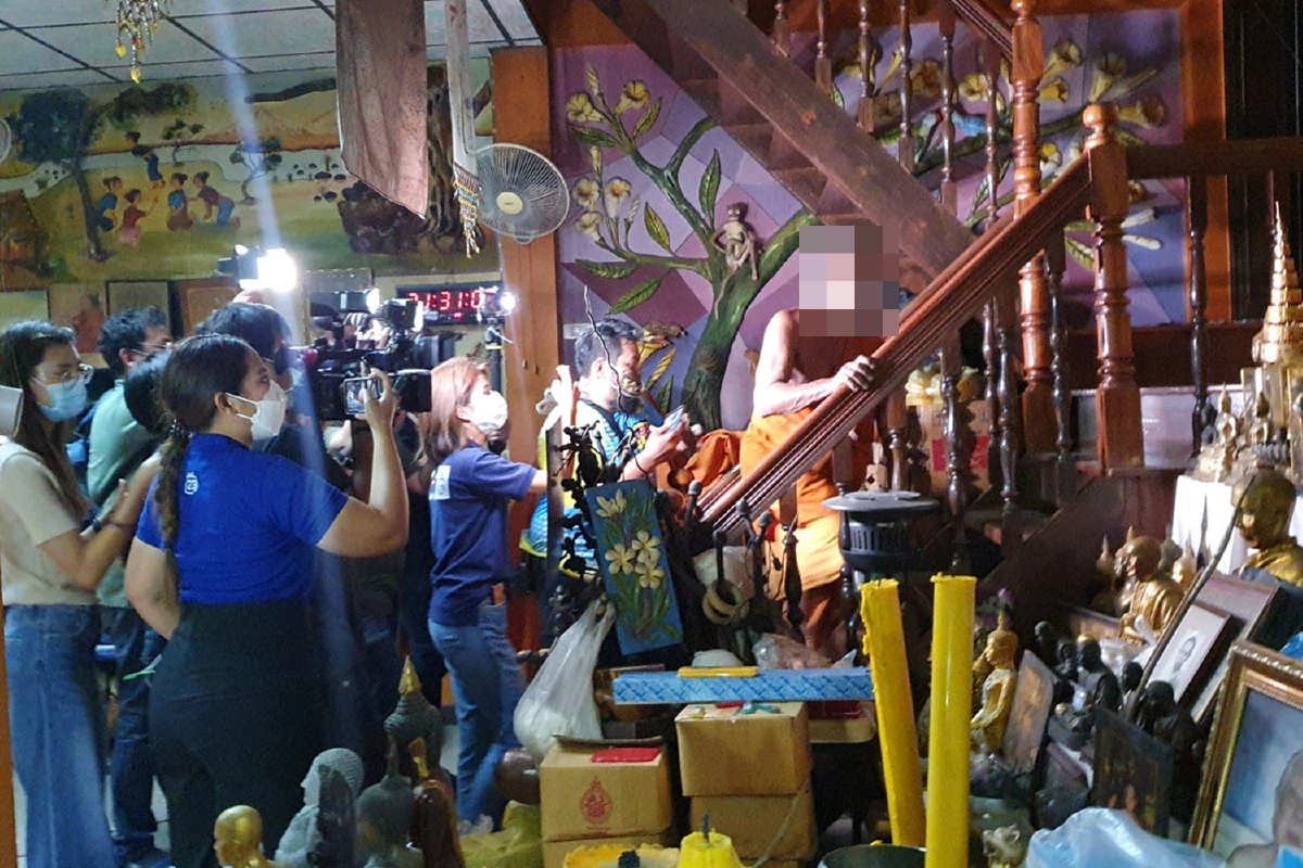 หมอปลานำทีมบุกจับเจ้าอาวาสวัดดังซุกสีกาในกุฏิ
