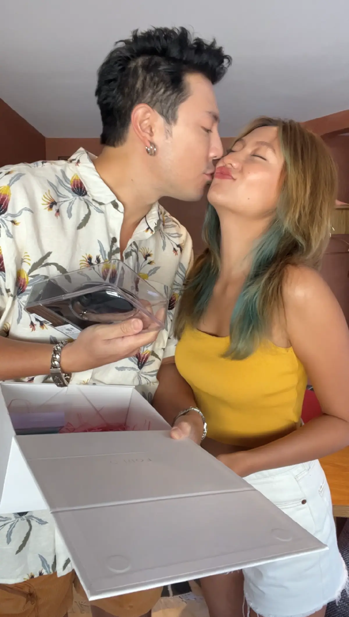 ไอเดียของขวัญวันวาเลนไทน์จากคู่รักหน้าใส ‘โดม-เมทัล’