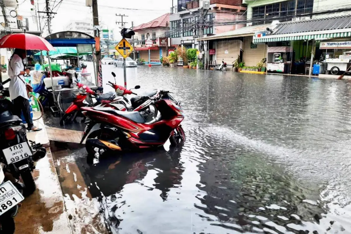 ฝนถล่มหัวหินอ่วม น้ำท่วมถนนรอระบายเร่งตรวจสอบความเสียหาย