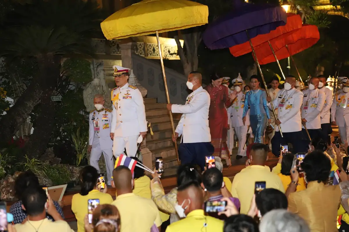 "ในหลวง-พระราชินี"ทรงบำเพ็ญพระราชกุศลเนื่องในวันมาฆบูชา 