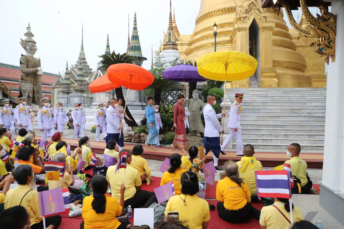 "ในหลวง-พระราชินี"ทรงบำเพ็ญพระราชกุศลเนื่องในวันมาฆบูชา 