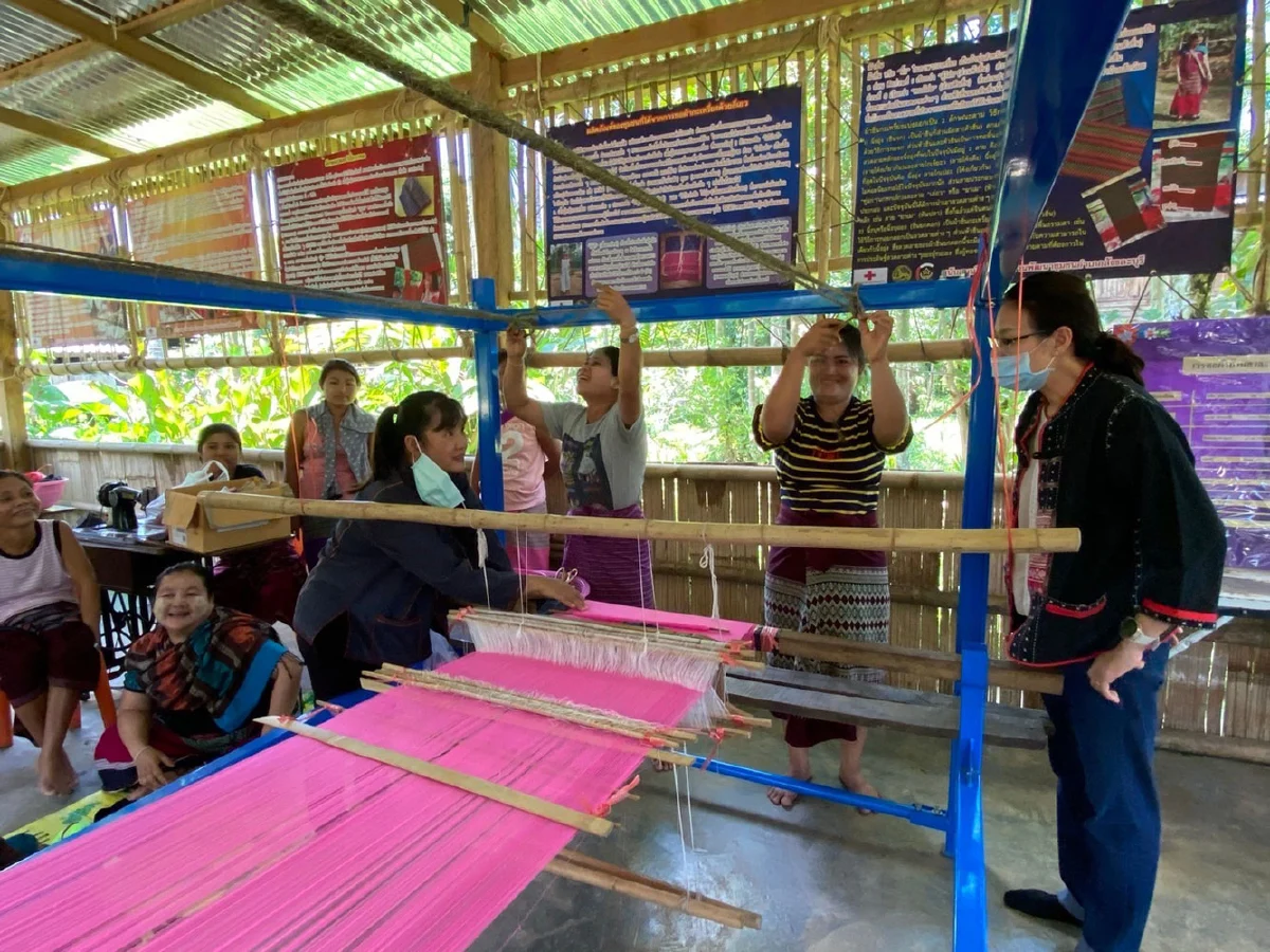 “บ้านไล่โว่-สาละวะ” จากผืนป่ามรดกโลก สู่ศูนย์เรียนรู้การทอผ้าพื้นถิ่น