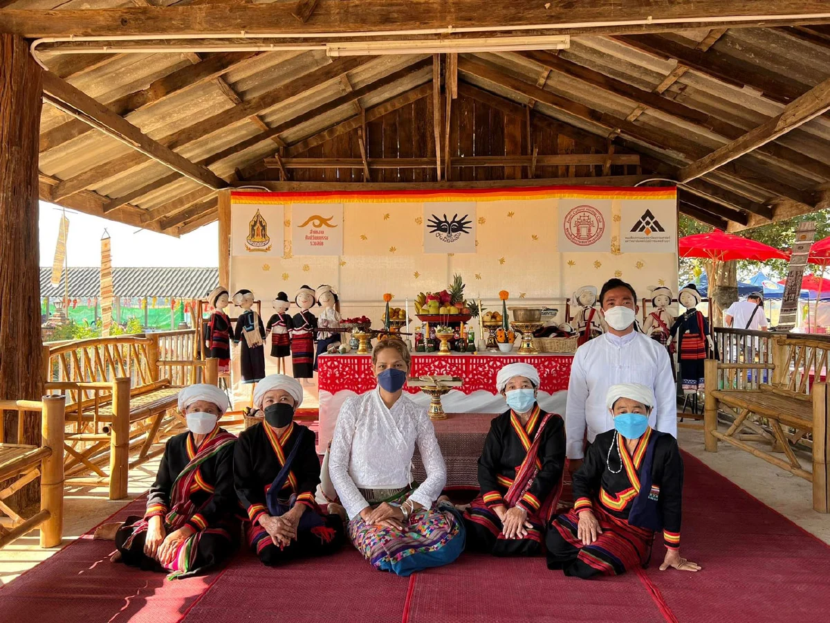 สศร.หนุนสืบสานงานศิลป์ "หุ่นมือผ้าทอไทลื้อ" สร้างรายได้ชุมชน