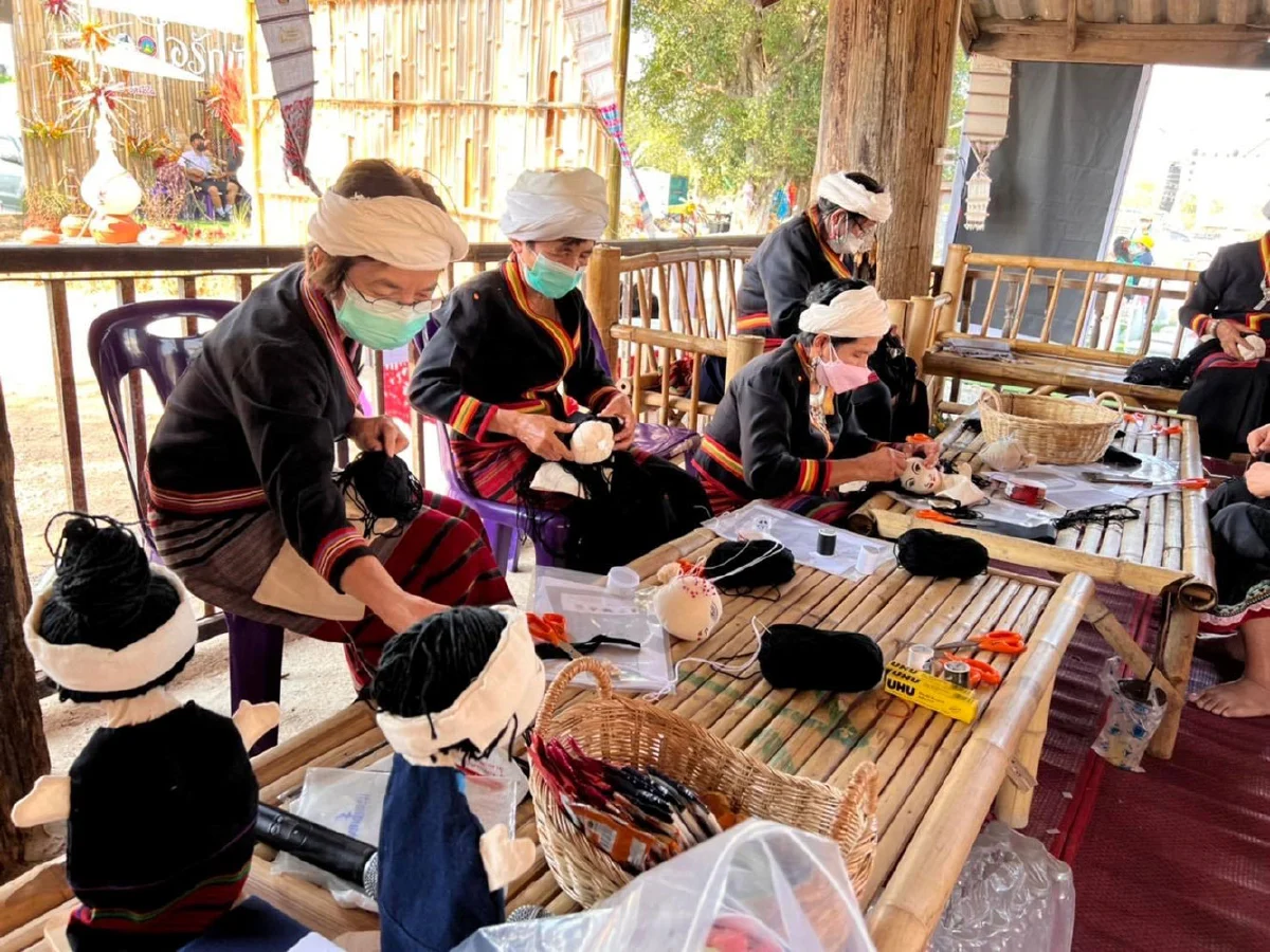 สศร.หนุนสืบสานงานศิลป์ "หุ่นมือผ้าทอไทลื้อ" สร้างรายได้ชุมชน