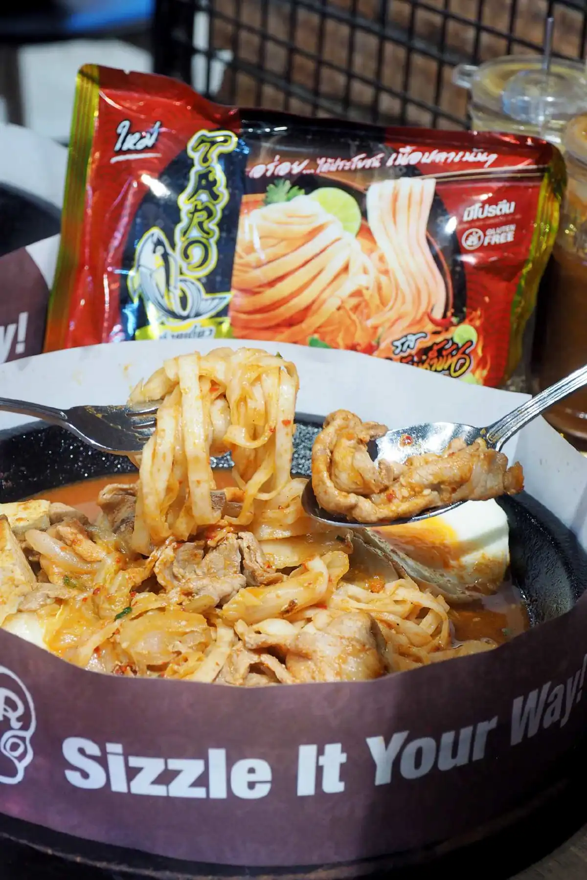 'ปลาทะร้อน' เปปเปอร์ ลันช์ เปิดประสบการณ์ใหม่ท้าให้ลอง 'ทาโรกระทะร้อน' สัมผัสเหนียวนุ่มชุ่มซอสอร่อยไม่เหมือนใคร