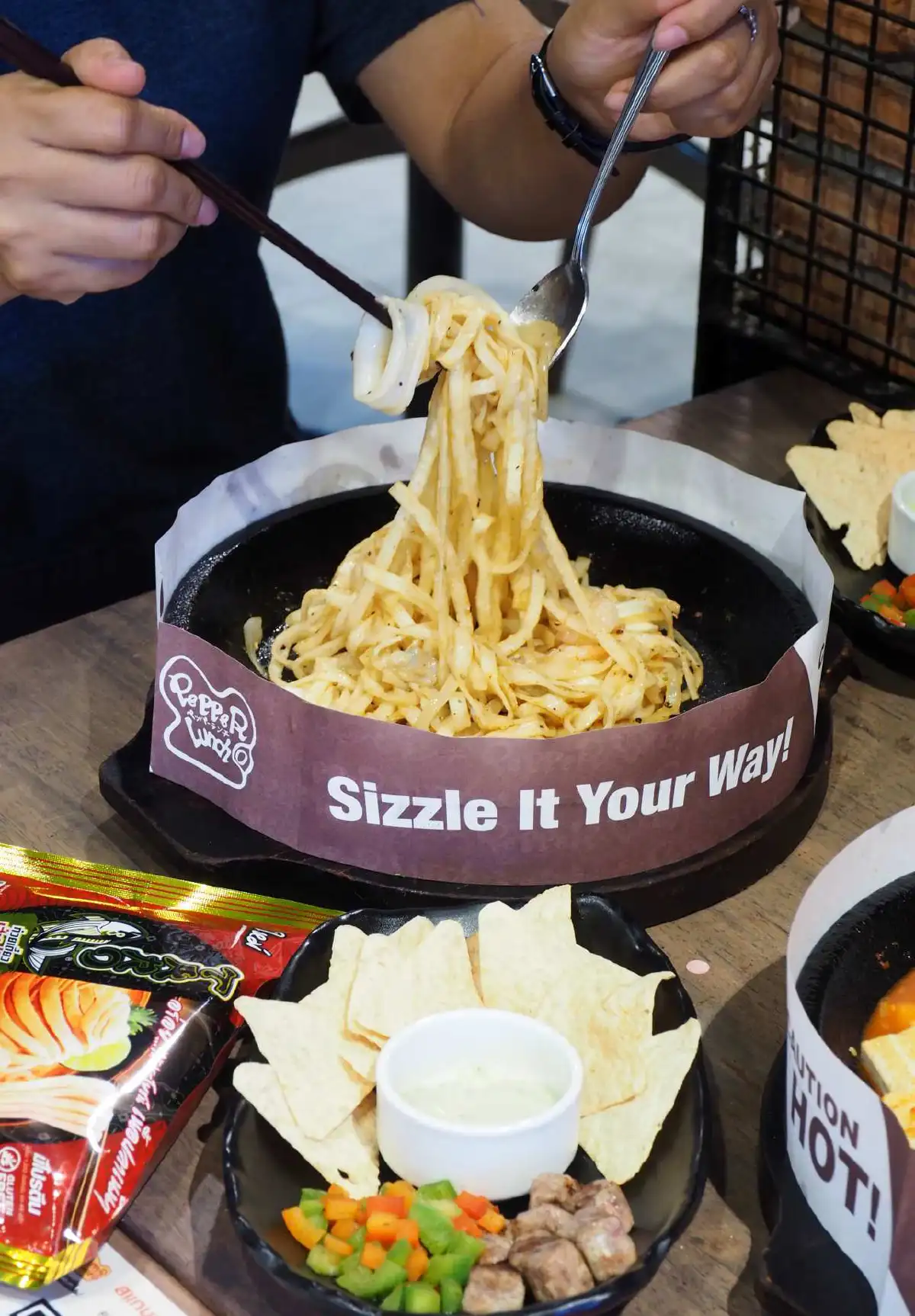 'ปลาทะร้อน' เปปเปอร์ ลันช์ เปิดประสบการณ์ใหม่ท้าให้ลอง 'ทาโรกระทะร้อน' สัมผัสเหนียวนุ่มชุ่มซอสอร่อยไม่เหมือนใคร