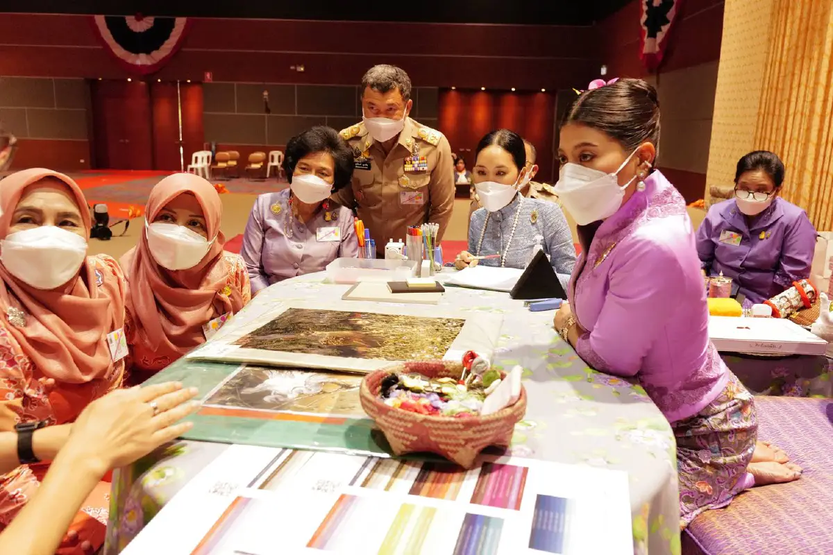 เจ้าฟ้าสิริวัณณวรีฯพระราชทานคำแนะนำพัฒนาผลิตภัณฑ์ผ้าไทยภาคใต้