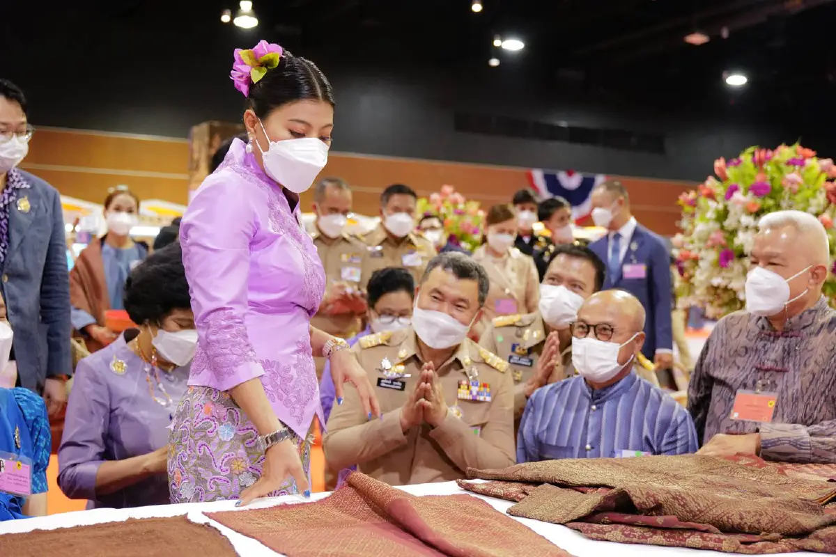 เจ้าฟ้าสิริวัณณวรีฯพระราชทานคำแนะนำพัฒนาผลิตภัณฑ์ผ้าไทยภาคใต้