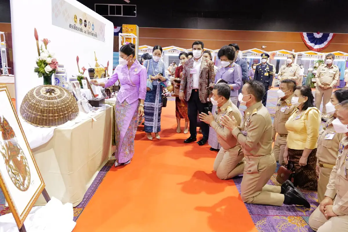 เจ้าฟ้าสิริวัณณวรีฯพระราชทานคำแนะนำพัฒนาผลิตภัณฑ์ผ้าไทยภาคใต้