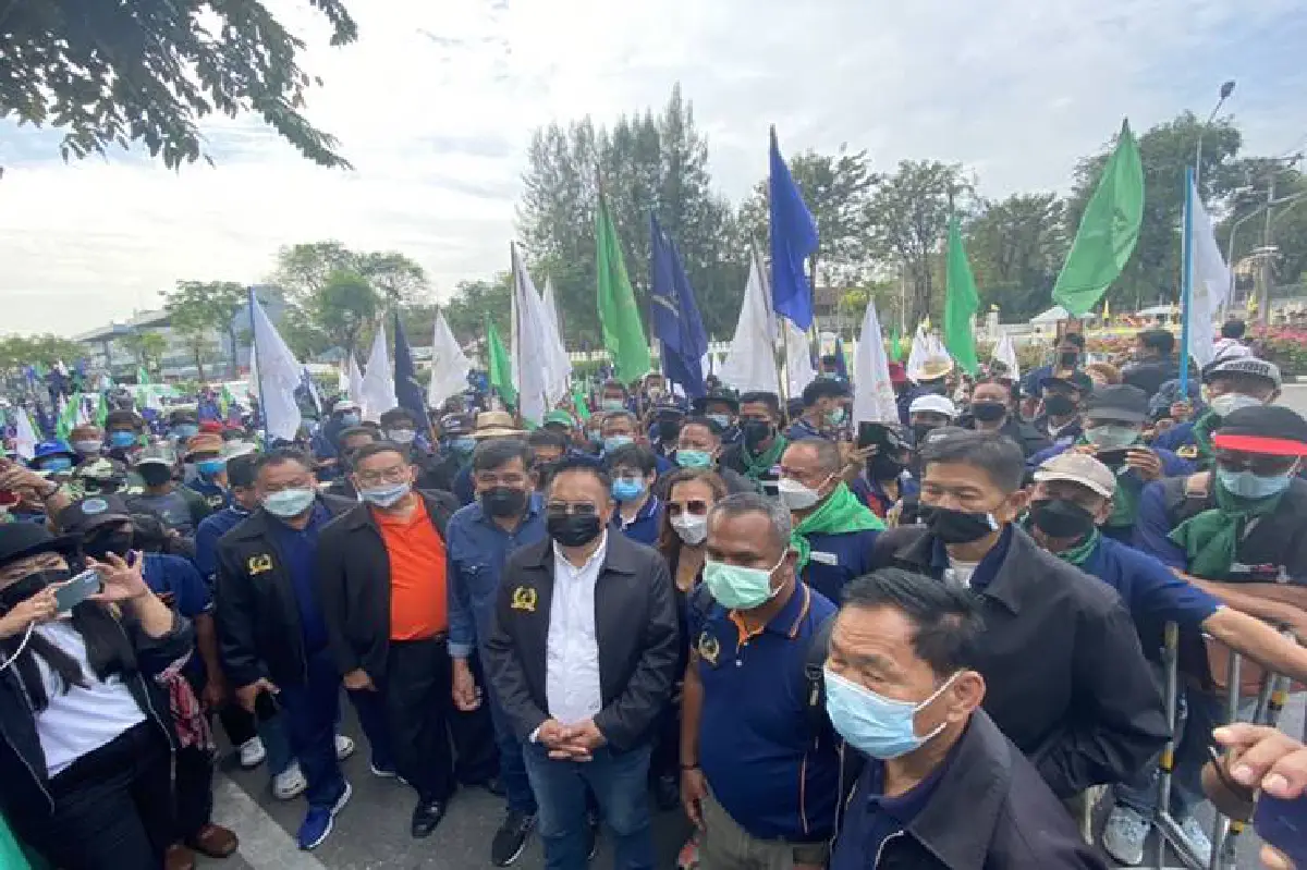 3 ม็อบบุกประชิดทำเนียบ ยื่นข้อเรียกร้องต่อรัฐบาล