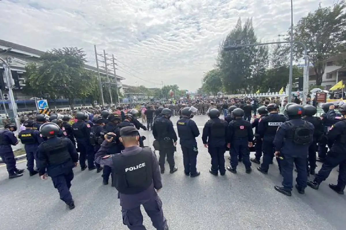 3 ม็อบบุกประชิดทำเนียบ ยื่นข้อเรียกร้องต่อรัฐบาล