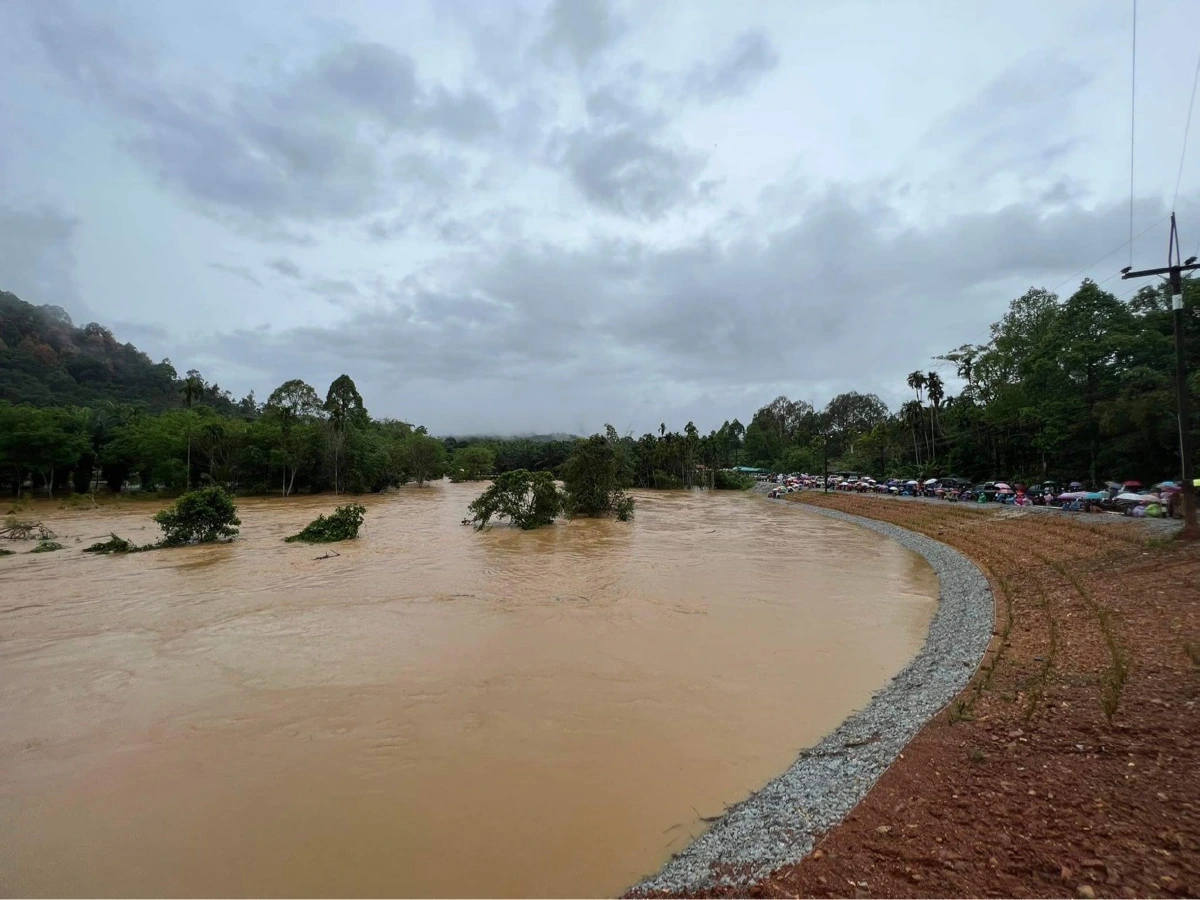 สุดสลด!สะพานทรุดครูขับรถผ่านจมน้ำดับแล้ว 6 สูญหายอีก 1
