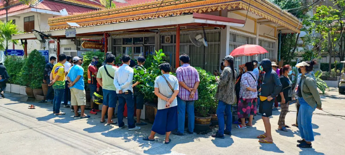 ตึงเครียด!ชาวบ้านบุกกุฎิเจ้าอาวาสวัดดังเมืองปทุมฯถามปมเงินวัด