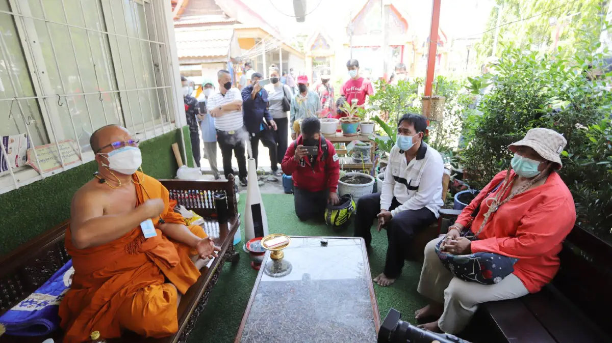 ตึงเครียด!ชาวบ้านบุกกุฎิเจ้าอาวาสวัดดังเมืองปทุมฯถามปมเงินวัด