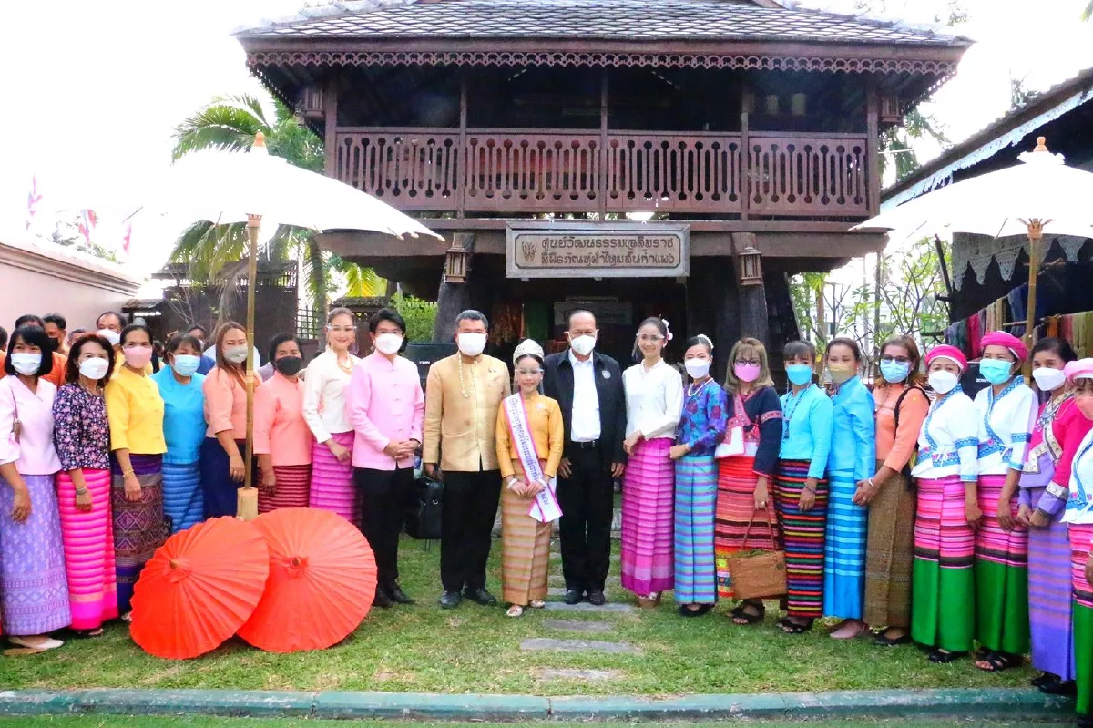 ชาวบ่อสร้างสันกำแพงปลื้มมท.1 แจกลายเซ็นบนร่มเครื่องมือทำกิน