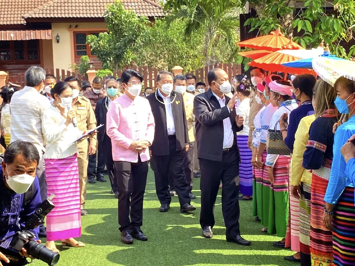 ชาวบ่อสร้างสันกำแพงปลื้มมท.1 แจกลายเซ็นบนร่มเครื่องมือทำกิน