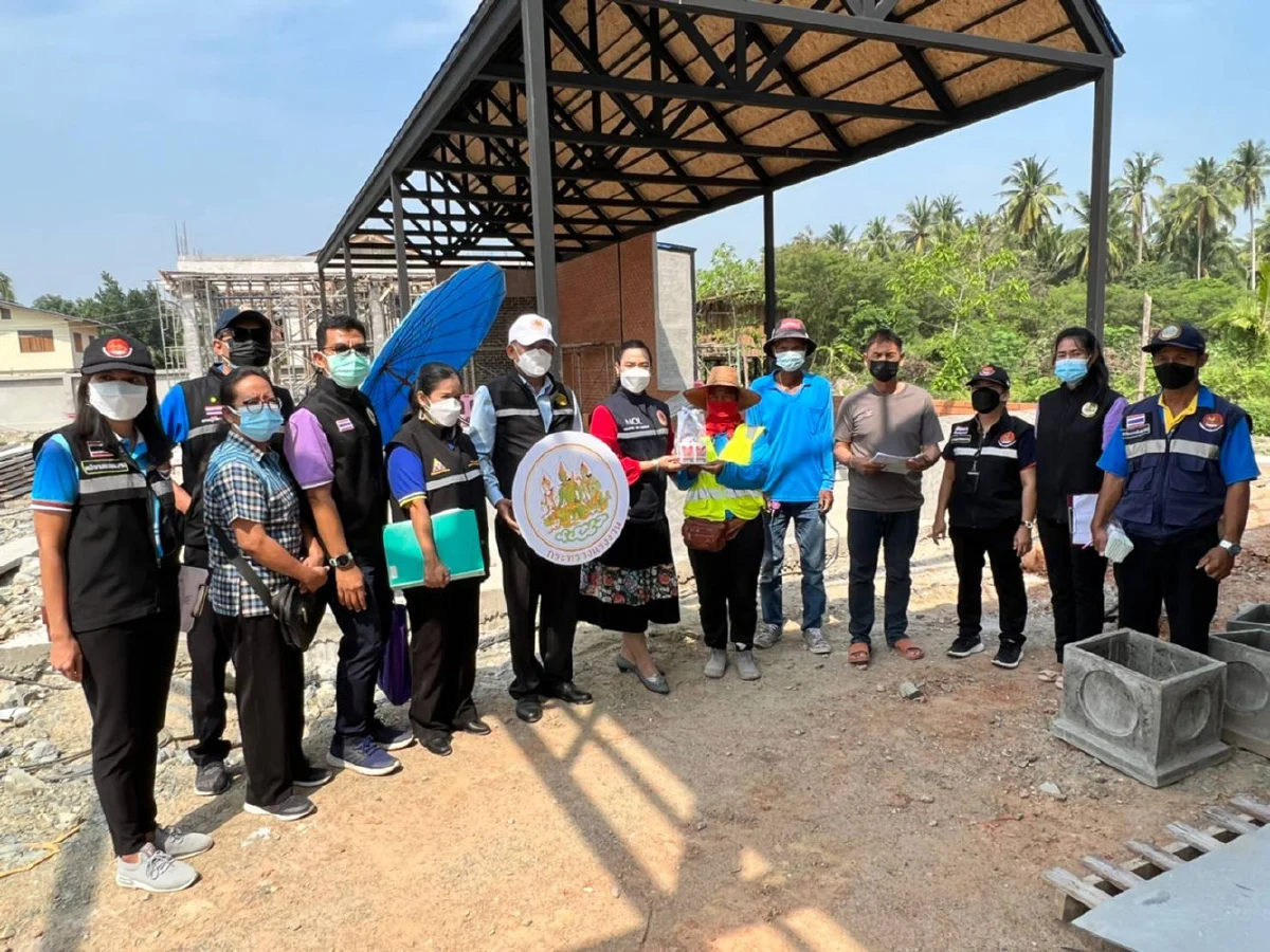 ‘แรงงานสมุทรสงคราม’ ร่วมลงพื้นที่สำรวจแคมป์ก่อสร้างในพื้นที่สร้างการรับรู้มาตรการบับเบิ้ลแอนด์ซีลในแคมป์คนงานก่อสร้าง