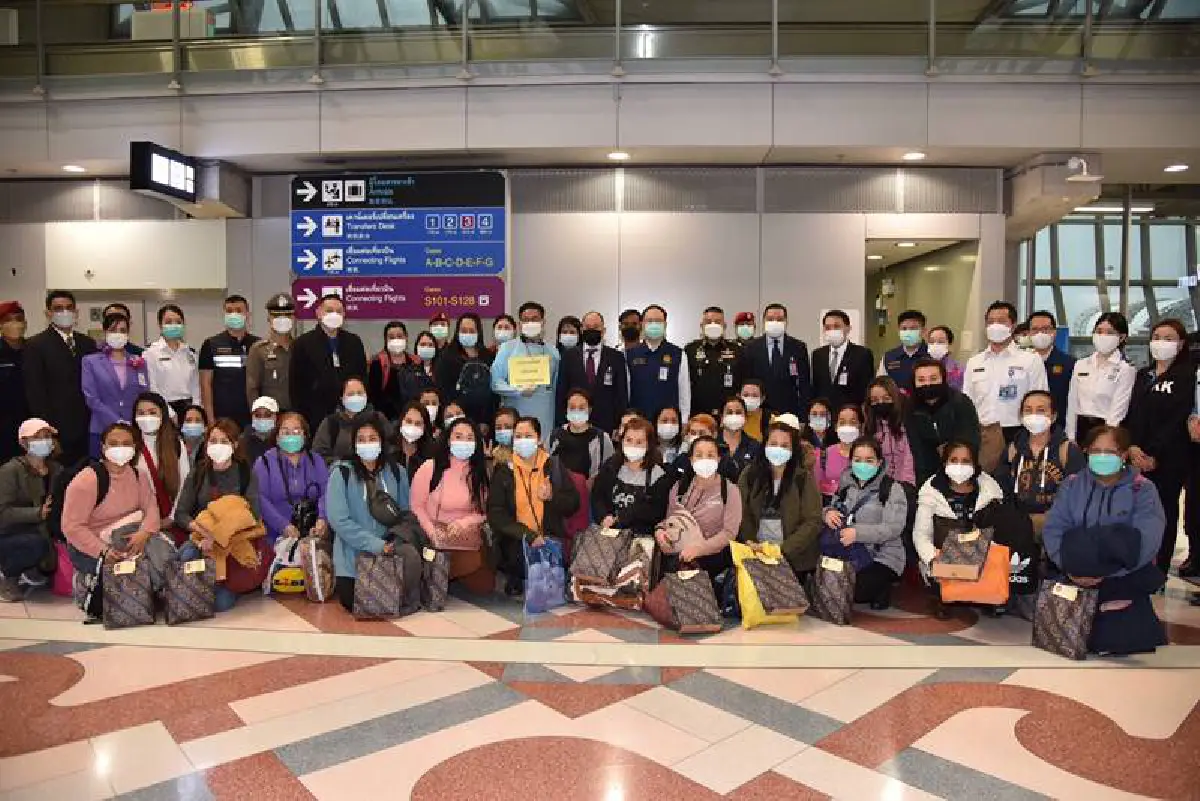 คนไทยชุดแรกจากยูเครนกลับถึงบ้านเช้านี้