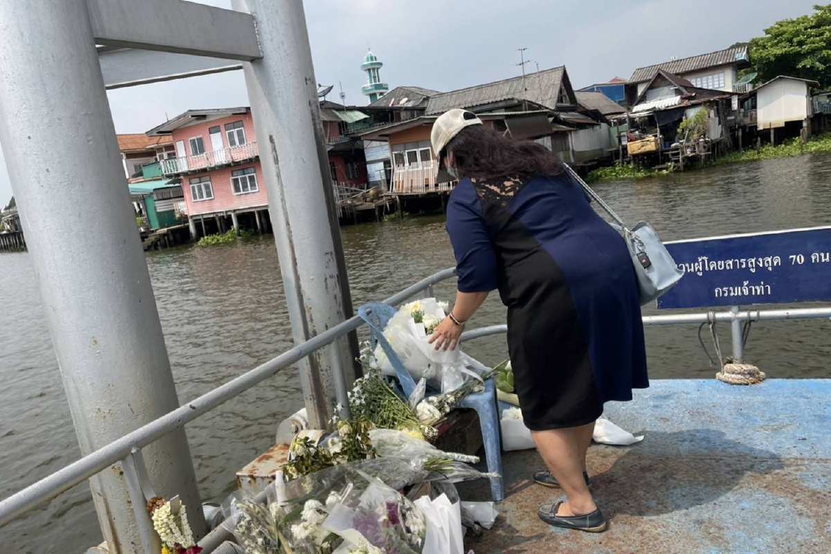 แฟนคลับแตงโมวางดอกไม้อาลัยท่าเรือพิบูลสงคราม1 แฟนคลับแตงโมวางดอกไม้อาลัยท่าเรือพิบูลสงคราม1