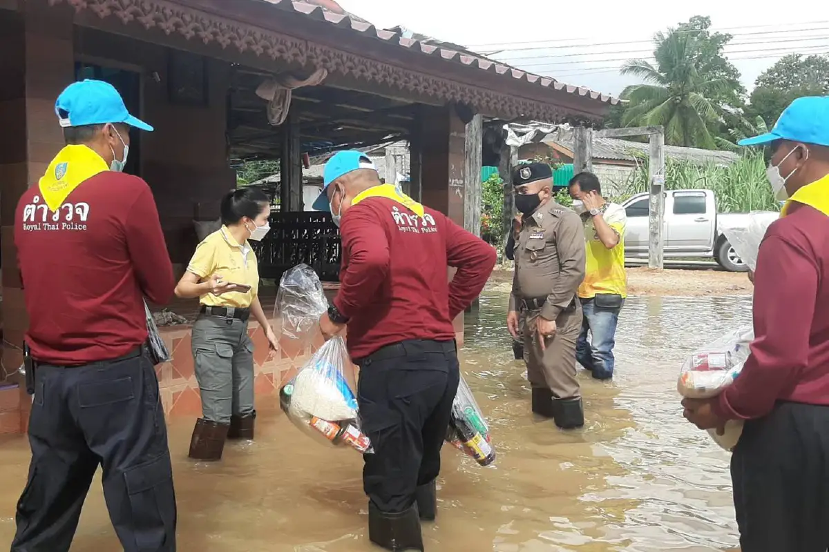 วิกฤตน้ำท่วมเมืองนรายังไม่คลี่คลายนับพันครัวเรือนเดือดร้อน