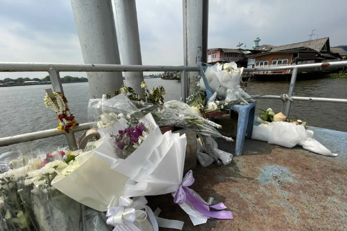 แฟนคลับแตงโมวางดอกไม้อาลัยท่าเรือพิบูลสงคราม1