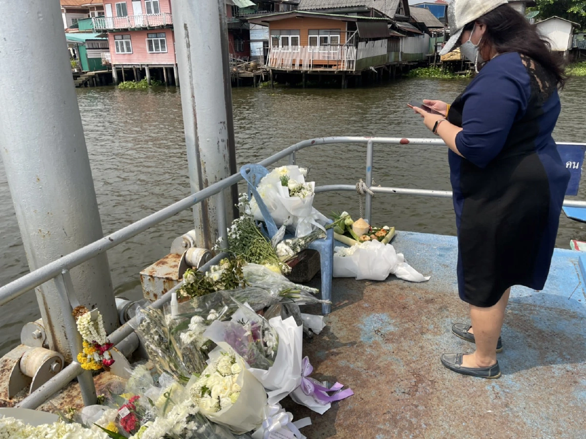 แฟนคลับแตงโมวางดอกไม้อาลัยท่าเรือพิบูลสงคราม1